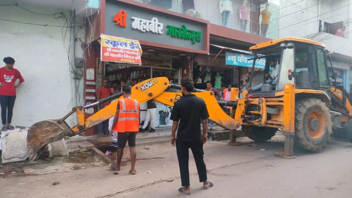 Bulldozer Action: बुलडोजर को देखते ही ठेलेवाले हो गए परेशान, एक ही इलाके से दूसरी बार हटवाया अतिक्रमण