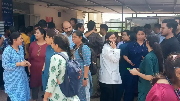 मेरठ में हड़ताल पर गए मेडिकल कॉलेज के डॉक्टर्स