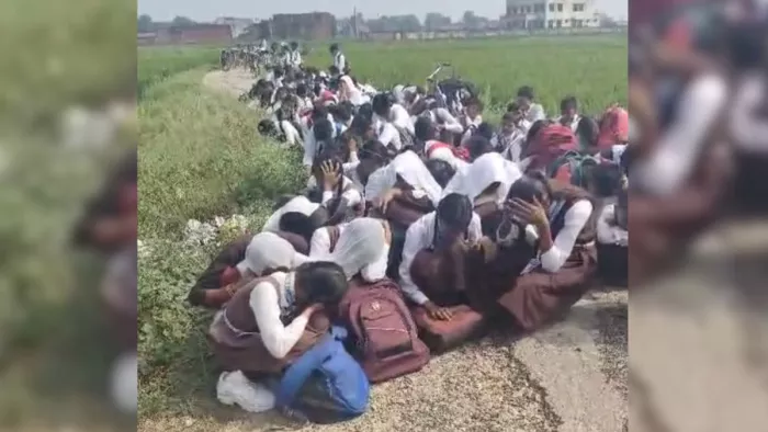 श्यामराजी विद्यालय में गेट के बाहर सड़क पर बैठे स्कूली बच्चे, अपना सिर हैं झुकाएं - सौ. इंटरनेट मीडिया