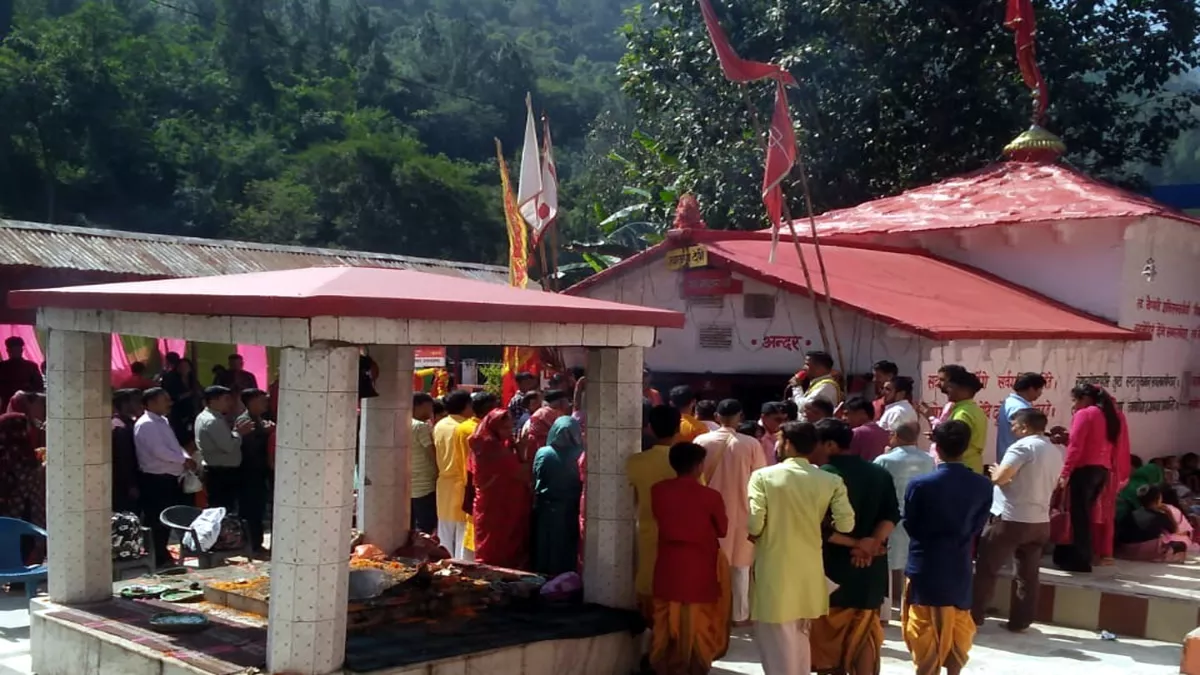 Navratri 2025: छोटी बच्चियों के चेहरों पर कन्‍या जमाई का उत्साह... लेकिन बेटियों की तलाश में गलियों में भटकती नजर आई महिलाएं