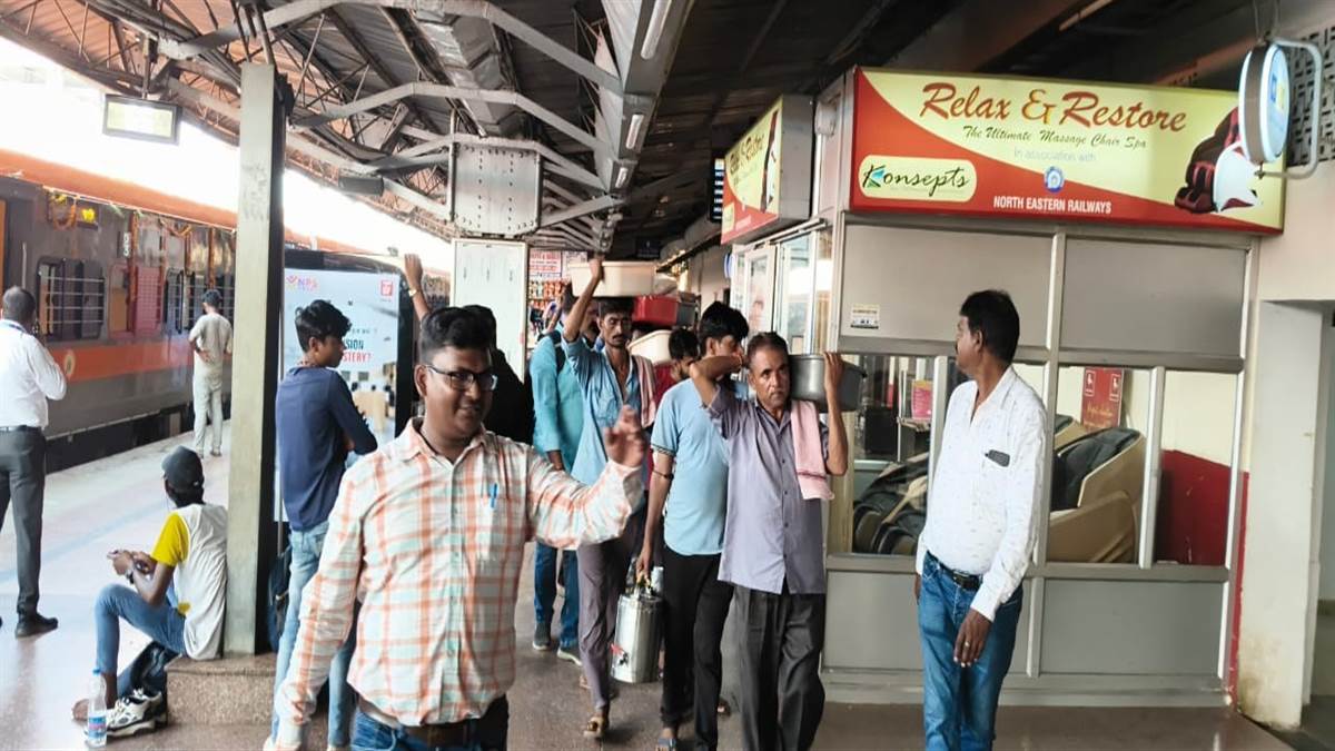 crackdown on illegal vendors in gorakhpur trains arrests made