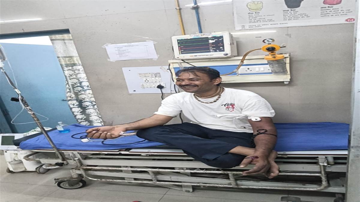 a man who claimed to have caught 300 snakes was bitten by a cobra and required eight doses of antisnake venom