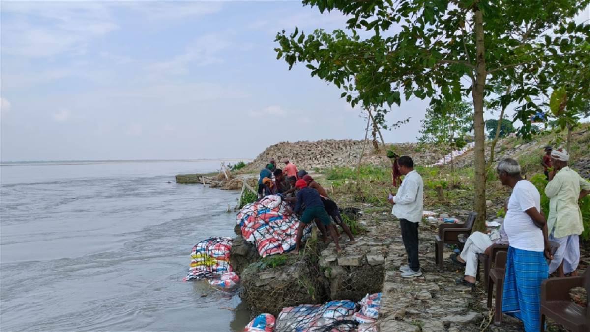narayani rivers changing course erosion threatens chitouni dam