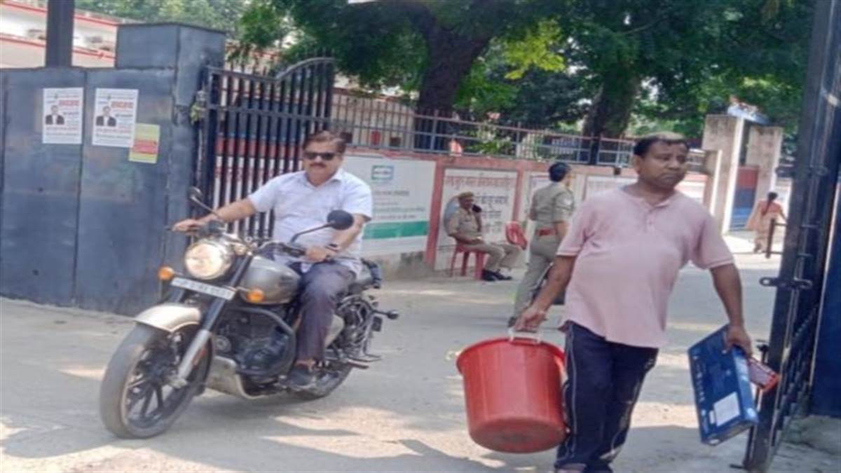 shahjahanpur no helmet no fuel rule flouted details here