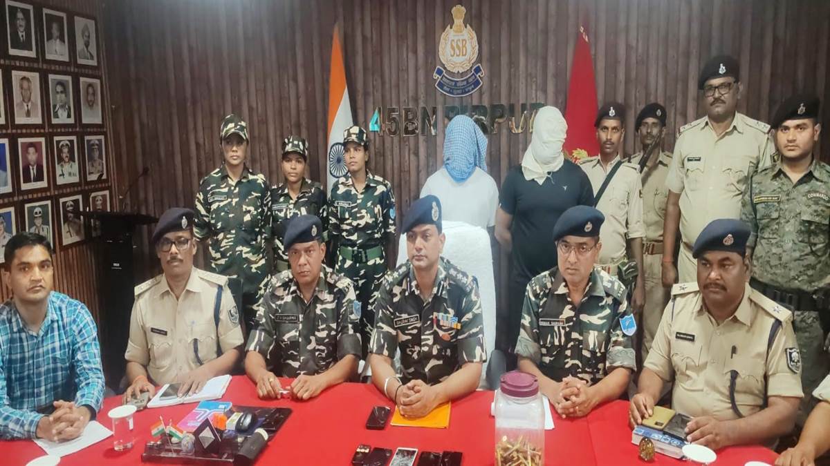 two smugglers arrested with live cartridges at indo nepal border