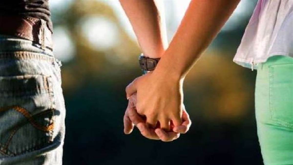 love affair couple reaches police station for marriage aligarh city news