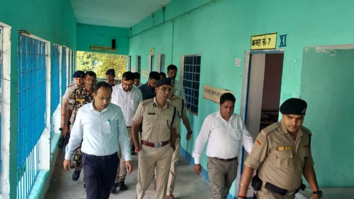 dm shashank shubhankar issued strict security instructions in gayaji asking for the boundary wall to be raised and barbed wire installed
