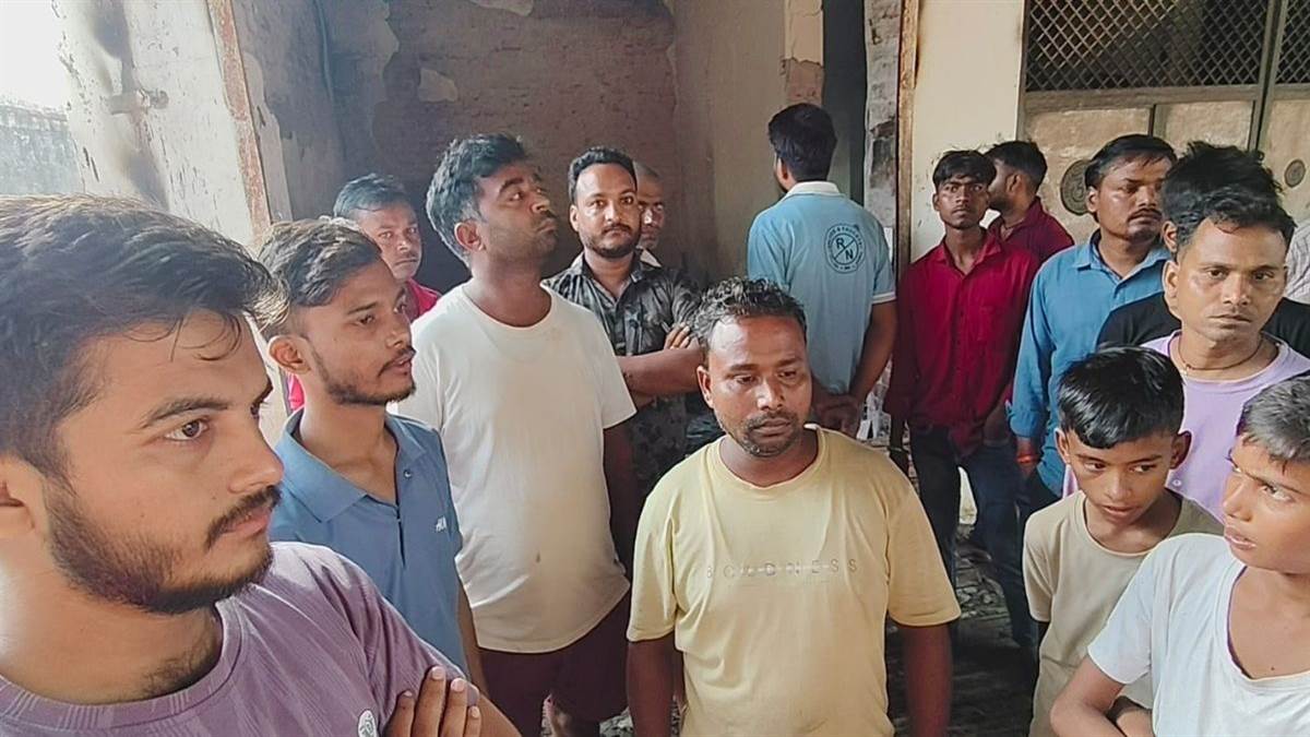 garment shop fire 8 lakh loss in kaptanganj basti