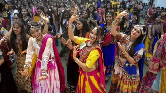 ठाणे में गरबा महोत्सव के दौरान फेंके गए अंडे (गरबा महोत्व की फाइल फोटो, PTI)