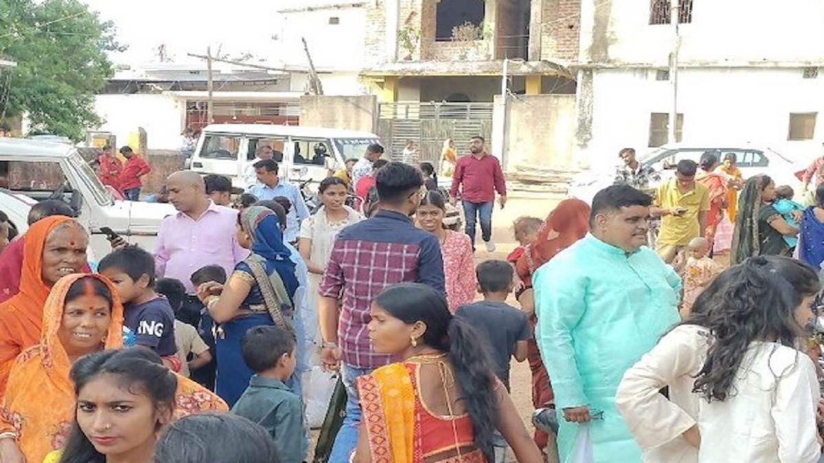 koderma tradition no matter which corner of country they are living in daughters return to village during durga puja special tradition of gumo village of koderma