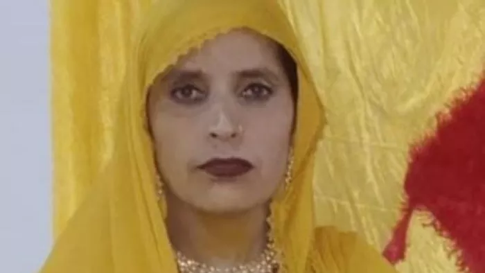 सड़क में बने गड्ढे में बाइक गिरने से महिला की मौत।