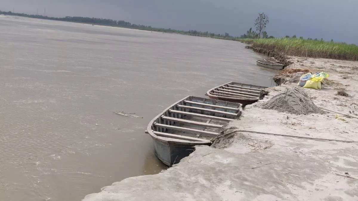गंगा का जलस्तर घटने पर भी कटान जारी, फसलें बहने से टेंशन में हापुड़ के किसान