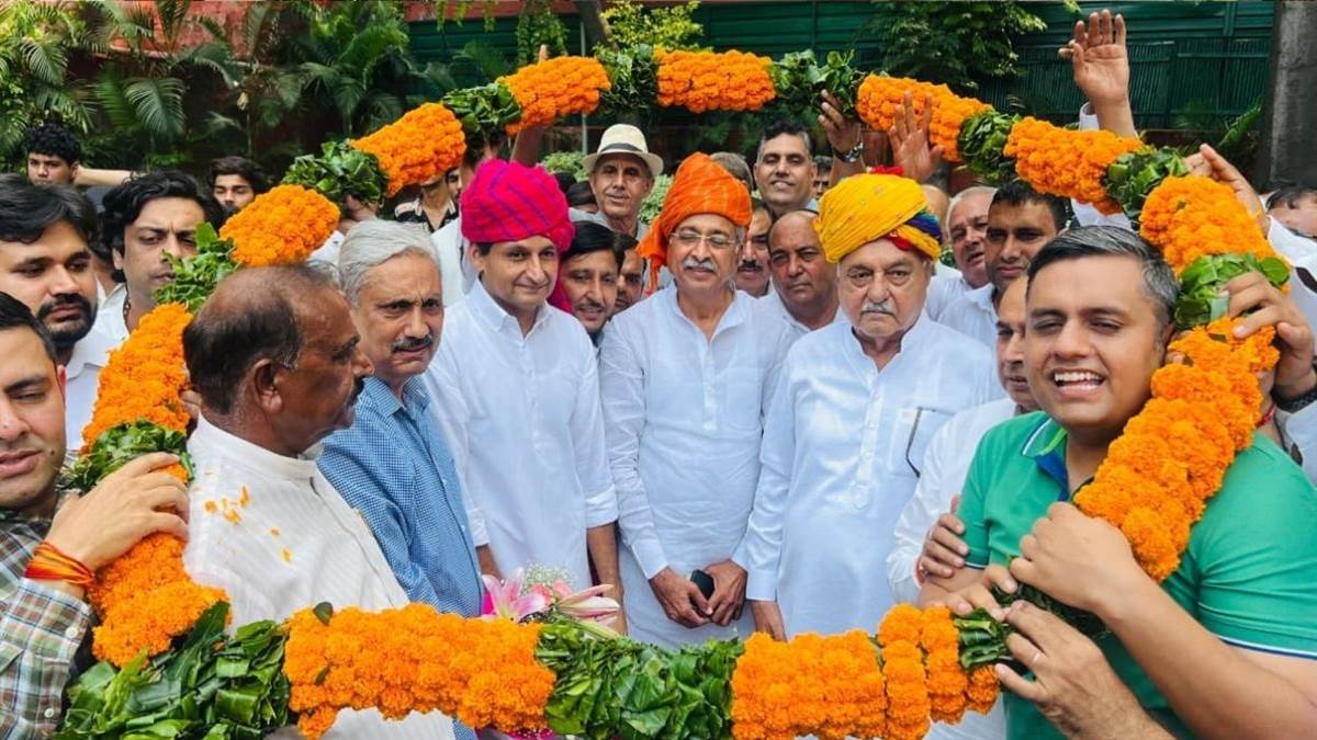 haryana congress leaders bhupinder hooda and rao narendra welcomed by youth wing