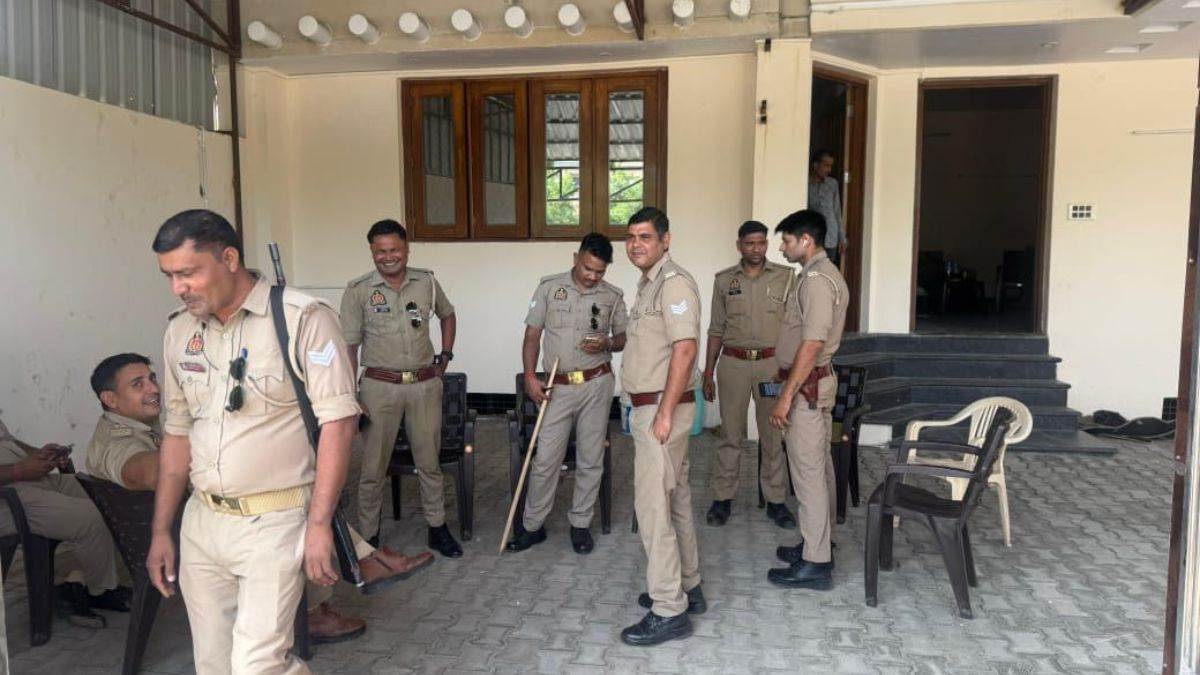rampur former mla congress leaders sanjay kapoor house arrested rampur police stop delegation to bareilly