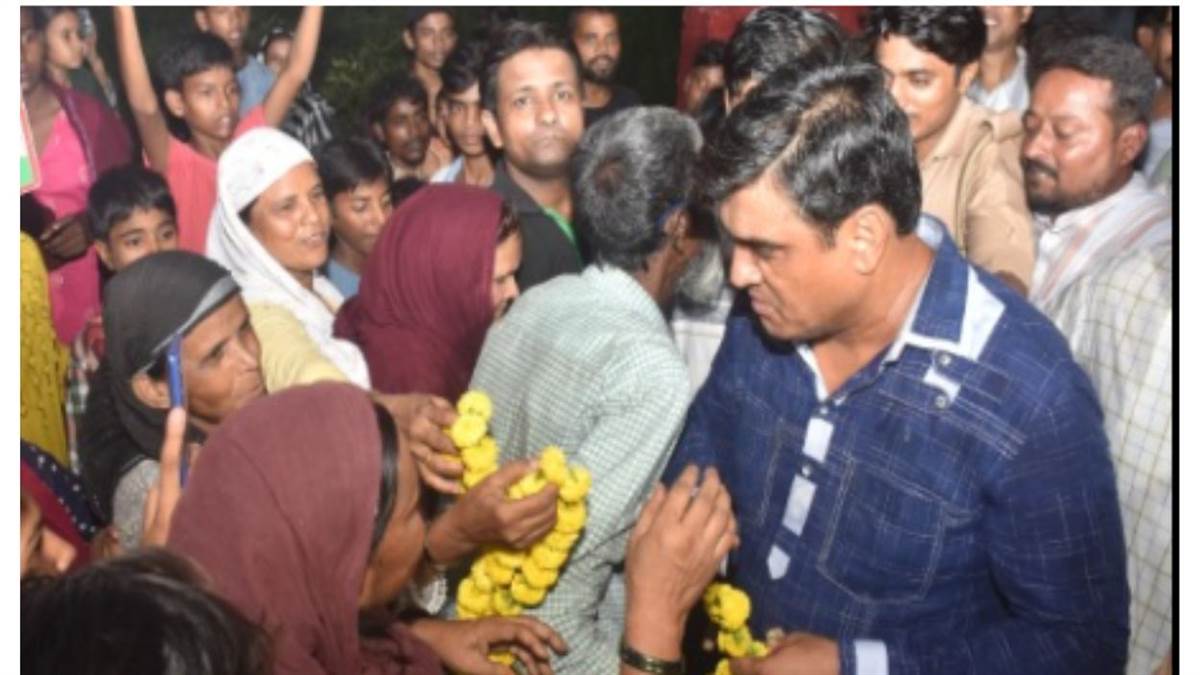 irfan solanki hugged sp officials and workers in kanpur after coming out on bail