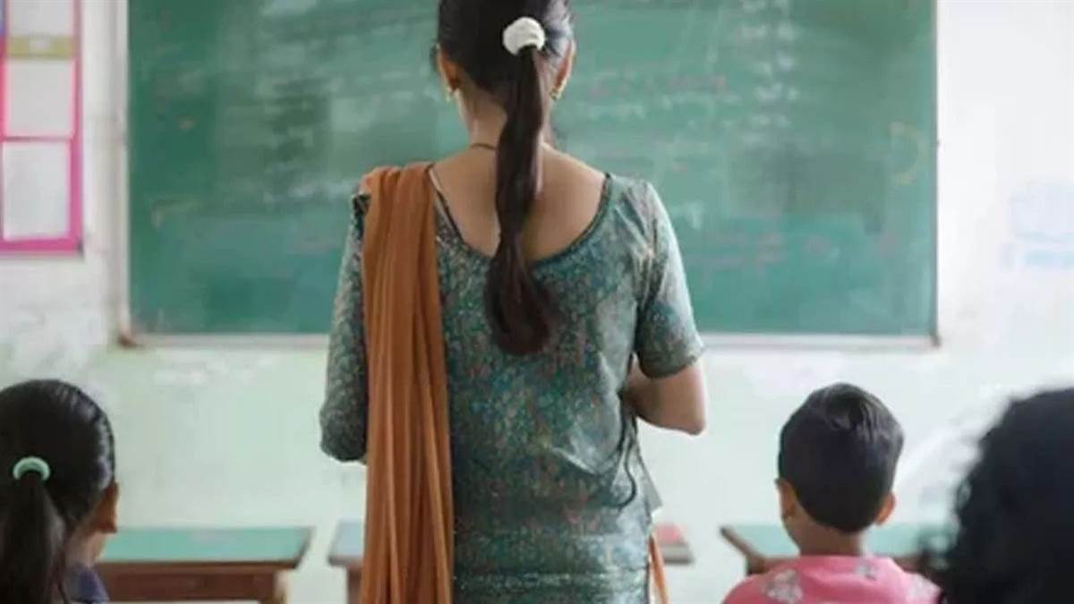 teacher alleges she paid rs 1 lakh 10 thousand to dios for transfer and threatened