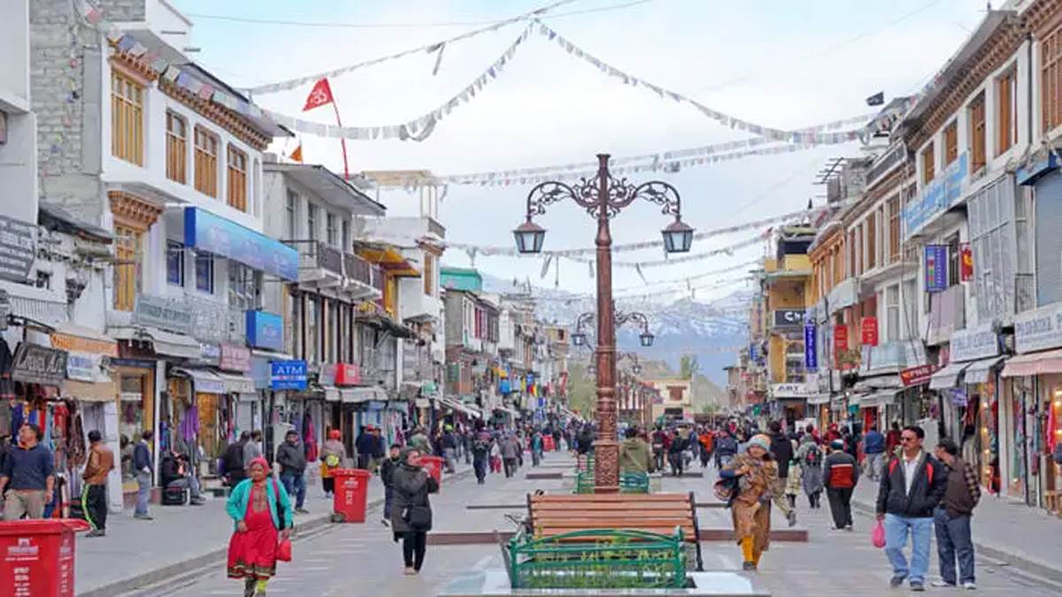 ladakh situation governor urges talks addresses protests and rahul gandhis role