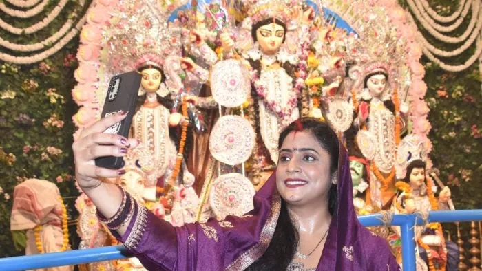 प्रतिमा के साथ सेल्फी लेती महिला श्रद्धालु। संगम दूबे
