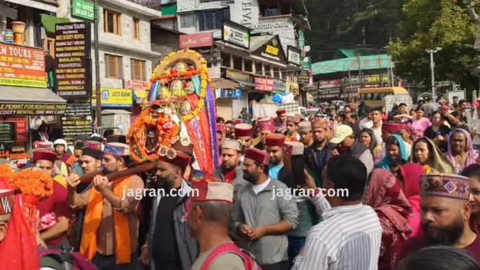 मनाली से कुल्लू दशहरा के लिए रवाना होता माता हिडिंबा देवी का रथ व जुटे भक्तजन। जागरण