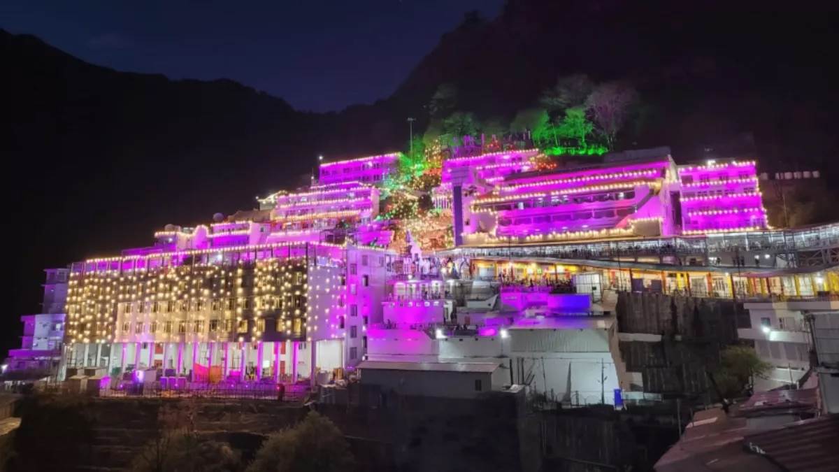 vaishno devi yatra over one lakh pilgrims visit during navratri