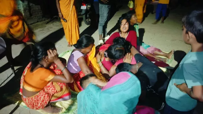 रोते बिलखते मृत चरवाहे के स्वजन। सौ. ग्रामीण