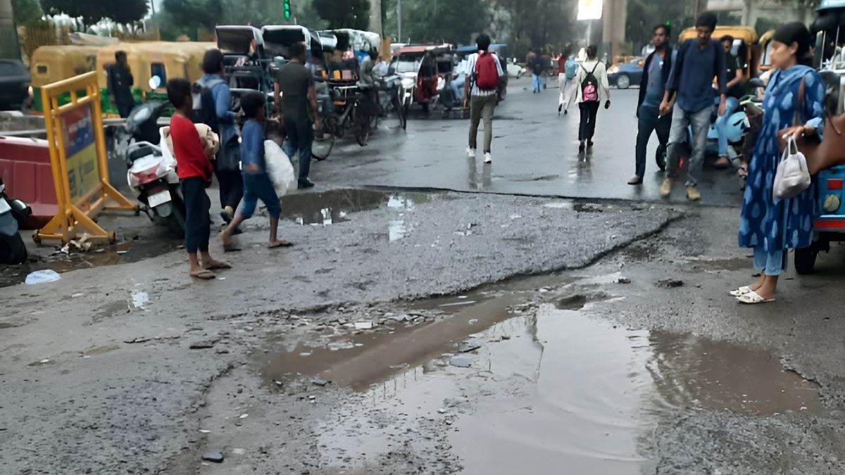 ncr noida sector 16 deteriorating service road near wtt tower causes accidents