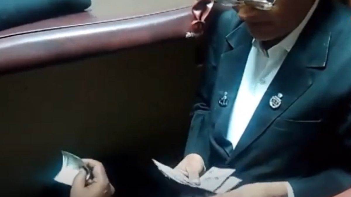 fake tte arrested in prayagraj while extorting passengers on train