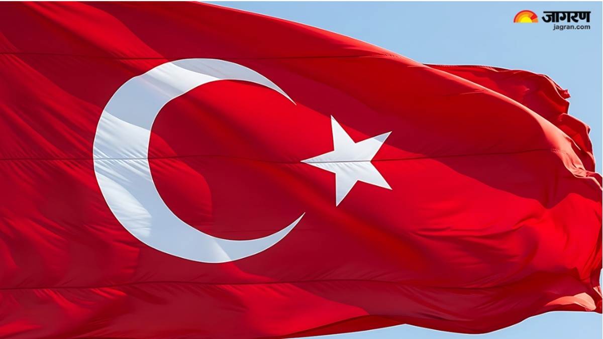 the red color symbolizes the martyrdom of soldiers it get recognized in1936