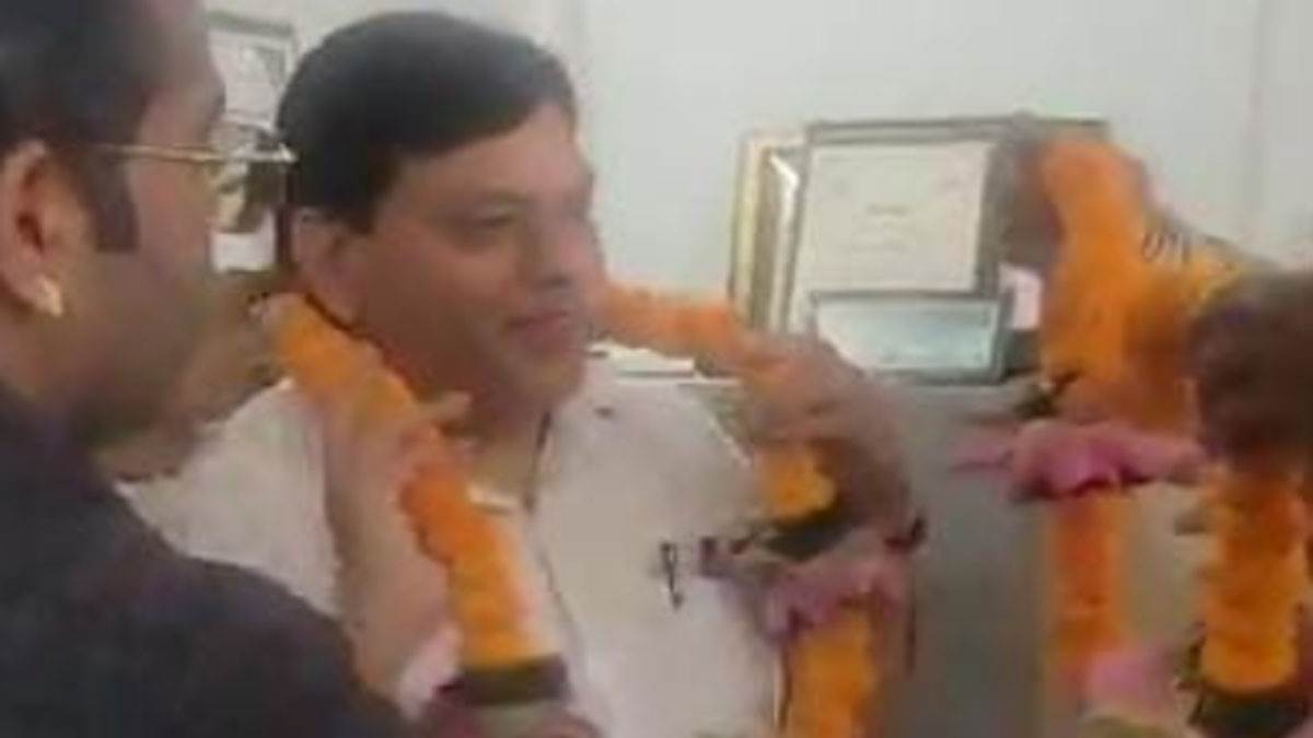 woman gives birth on hospital floor congress protests