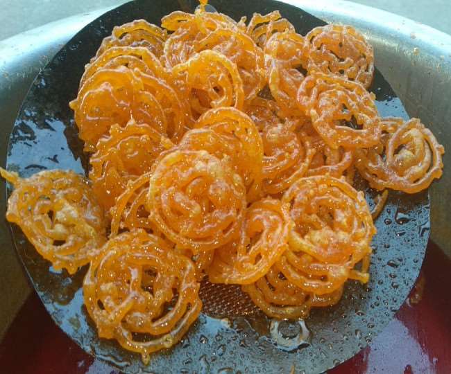 पालमपुर की इस दुकान पर देसी घी से बनी जलेबी के लिए लग रही भीड़, त्