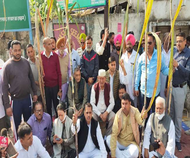 uttarakhand politics former cm harish rawat is protesting at gate of doiwala sugar mill