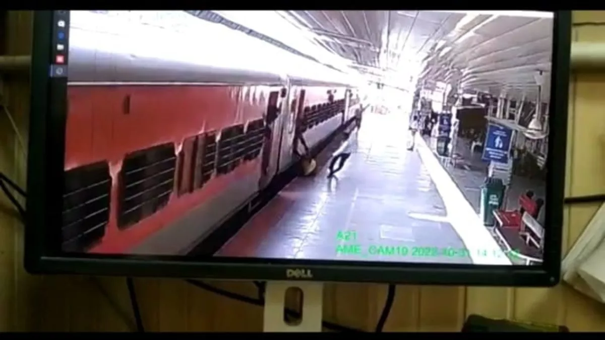 अमेठी रेलवे स्टेशन पर एक महिला ट्रेन पर चढ़ते समय फिसल गई