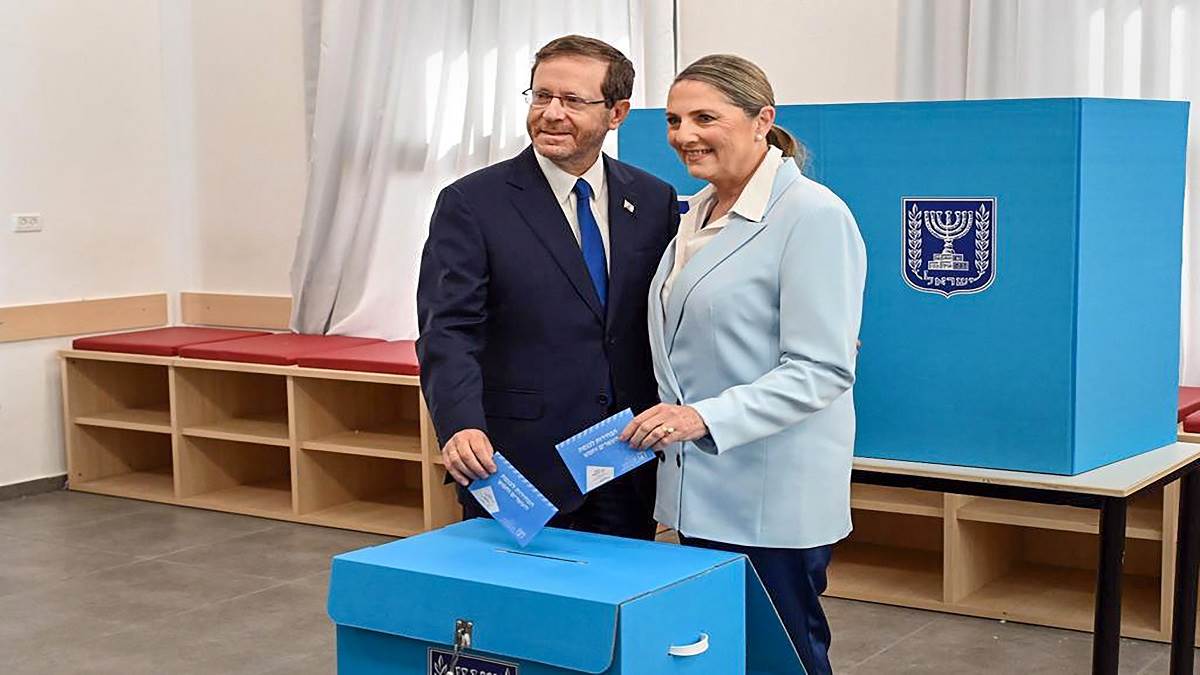 https://www.jagranimages.com/images/newimg/01112022/01_11_2022-israeli_president_isaac_herzog_23175238.jpg
