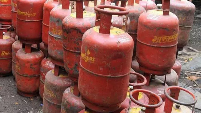 19 किलोग्राम सिलेंडर के दाम 115.50 रुपये घटाए गए।