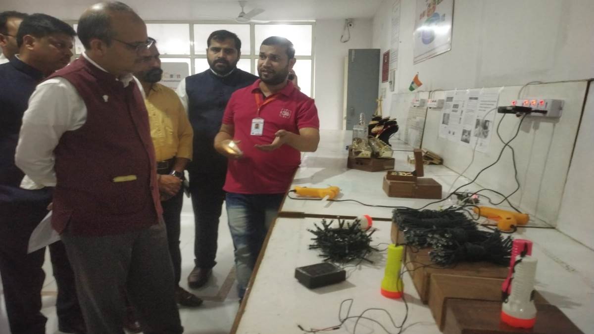 Meerut मजा आ गया... साइकिल से चलने वाली आटा चक्की जैसे कई उपकरण देखकर