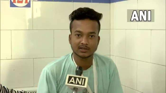 स्तों के साथ तैरकर नईम ने बचाई अपनी जान, मोरबी सिविल हास्पिटल में करा रहे इलाज