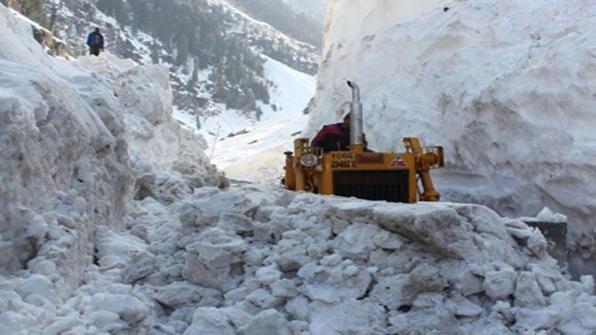 Srinagar Leh Road Closed : जोजि ला पास में ताजा हिमपात के बाद श्रीनगर-लेह राजमार्ग बंद