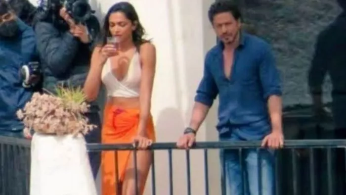Leaked Pictures of Shahrukh Khan and Deepika Padukone from Set of Pathaan