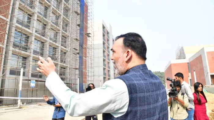 दिल्ली सरकार का निर्माणाधीन कंपनी L&T पर एक्शन, लगाया 5 लाख का जुर्माना