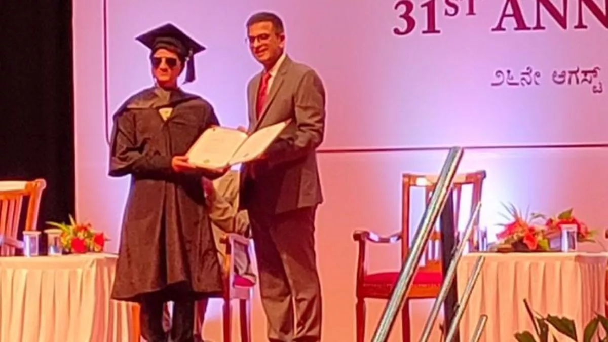 आंखों की रोशनी गई तो शिक्षा के बल बना लॉ का प्रोफेसर, चीफ जस्टिस ने किया  सम्मानित; जानें कैसे मिली सफलता - Bihar Bagaha News lost eyesight became law  professor on the