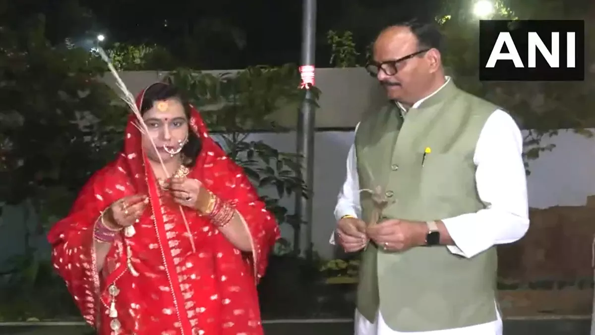 Karwa Chauth 2023 in Uttar Pradesh: यूपी में धूमधाम से मनाया गया करवा चौथ, डिप्टी सीएम ब्रजेश पाठक की पत्नी ने भी खोला व्रत