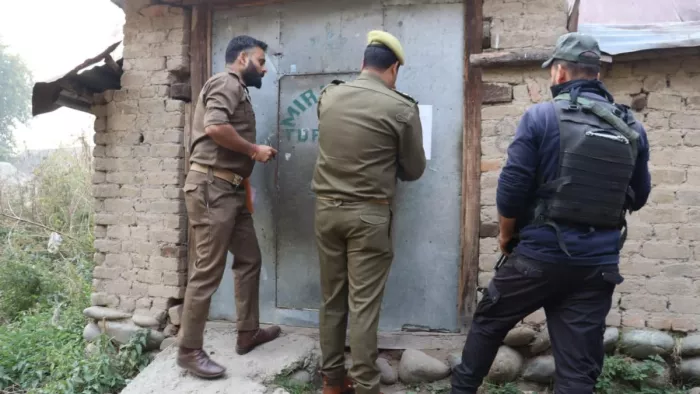 बलिदानी डीएसपी के हत्यारे आतंकियों का ठिकाना बना मकान पुलिस ने किया अटैच