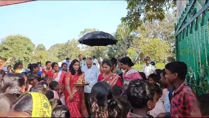 शिक्षक निरंजन नायक को गाजे-बाजे के साथ घर पहुंचाते लोग।