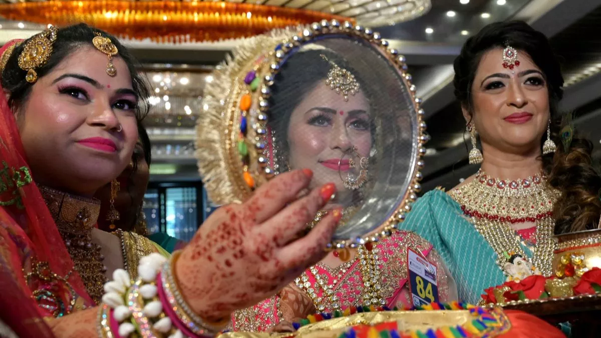 Karwa Chauth 2023: देशभर में महिलाओं ने किया चांद का दीदार, तस्वीरों में देखिये करवा चौथ का त्योहार