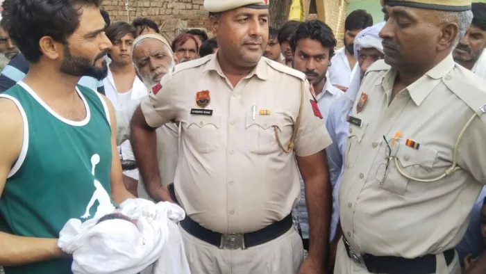 बच्ची को जन्म देकर कूड़े के ढेर में फेंककर फरार हुई मां