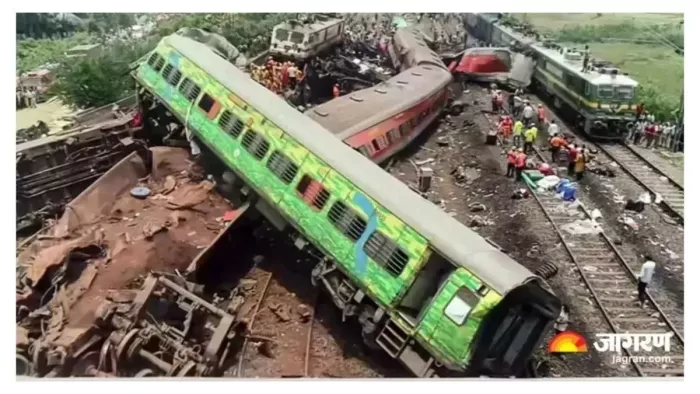 देश में लगातार हो रहे रेल हादसों से यात्री डरे हुए हैं।
