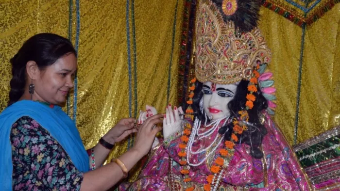 12 वर्षों से कृष्ण के लिए करवाचौथ व्रत रखती हैं शकुंतला