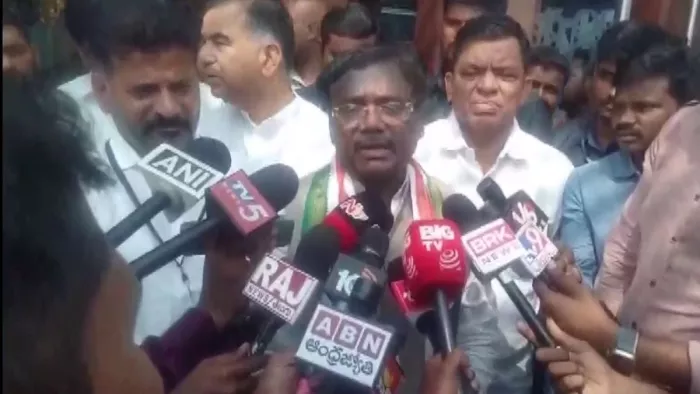 भाजपा से इस्तीफा देकर पूर्व सांसद विवेक वेंकटस्वामी ने कांग्रेस का दामन थाम लिया है।