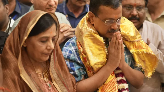 अरविंद केजरीवाल ने हनुमान मंदिर में की पूजा-अर्चना।
