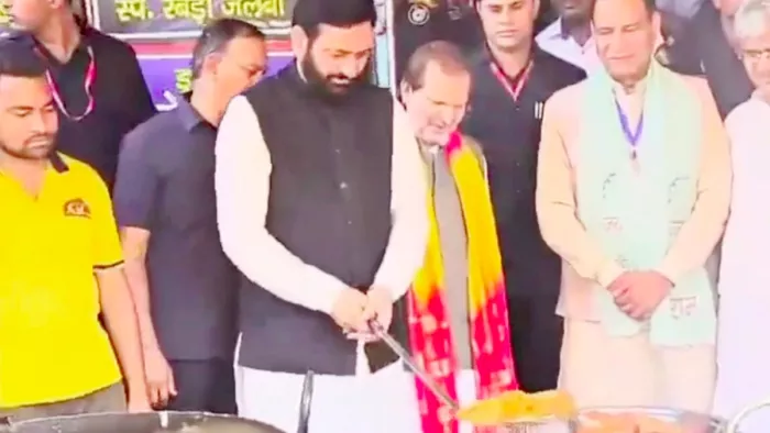CM नायब सैनी गोहाना में मातूराम हलवाई के यहां तैयार की जलेबी।